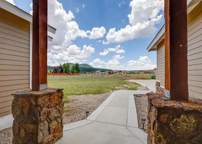 Holiday home 'vistas Bonitas' W/ Patio: 7 Mi To Snowbowl!